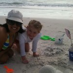 Leal and me playing with the sand (Leal y yo jugando con la arena)