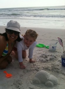 Leal and me playing with the sand (Leal y yo jugando con la arena)